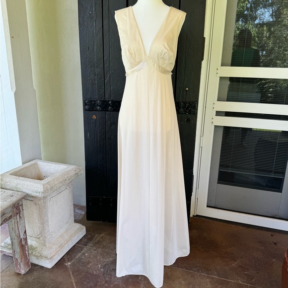 Vintage Vanity fair cream nightgown size 32 - Picture 9 of 12
